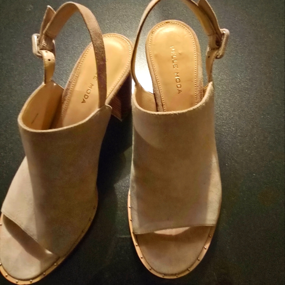 Tan suede Pelle Moda size 8 1/2